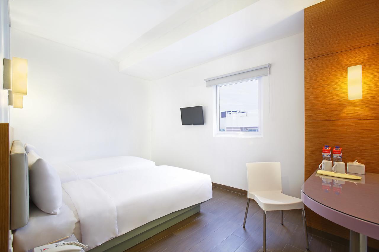 Amaris Hotel Madiun Exterior photo