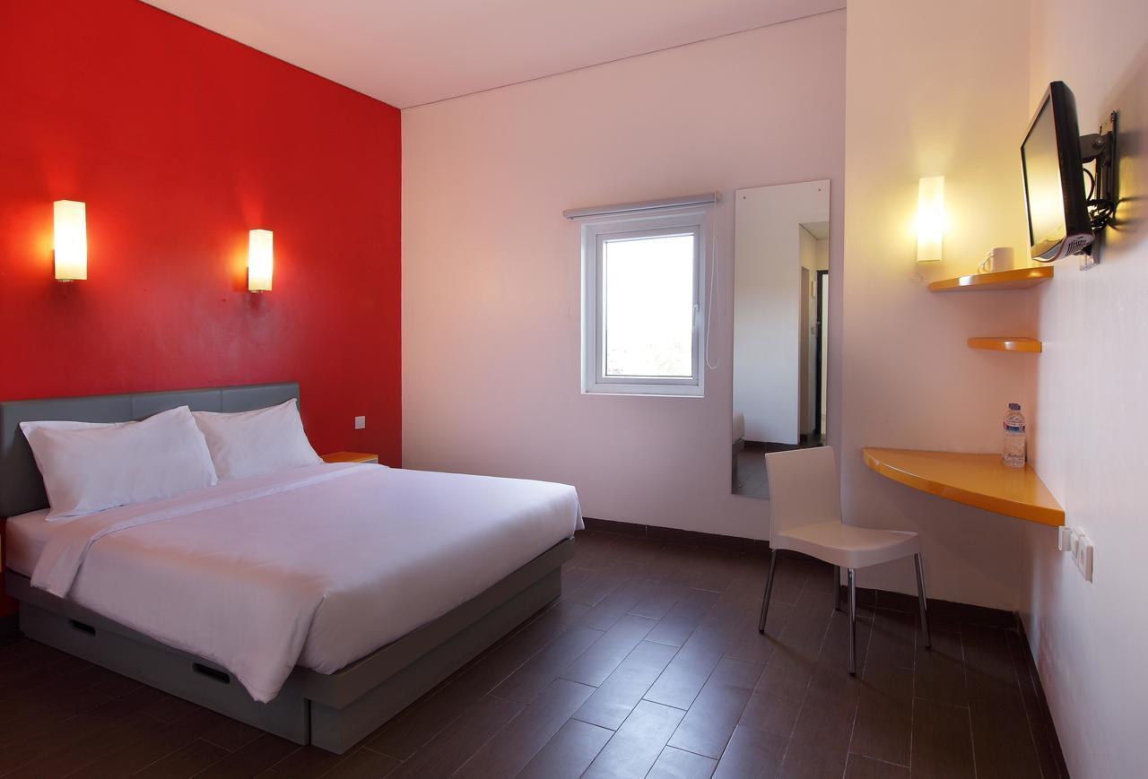 Amaris Hotel Madiun Exterior photo